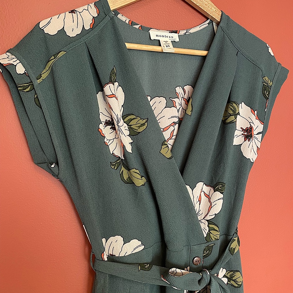 XS floral dress. Beautiful teal color. Tie waist and buttoned lower half.